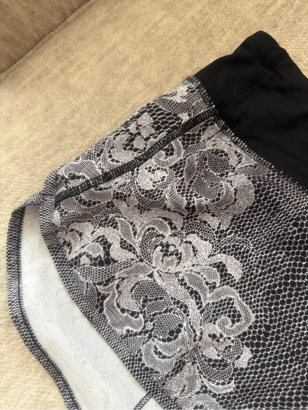 Lululemon Speed Short 2.5” Size 10 Florence Lace White Black - Picture 3 of 5